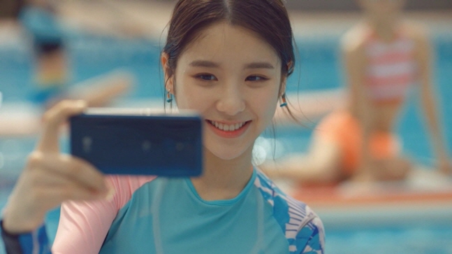 걸그룹 '이달의 소녀' 멤버 희진이 나오는 LG Q7 광고 '집중' 영상편.  ⓒ LG전자 