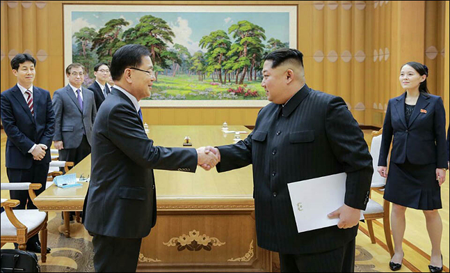 청와대 국가안보실장인 정의용 수석특사 등 대북특사단이 3월 5일 평양에서 김정은 북한 국무위원장을 만나 친서를 전달한 뒤 악수를 하고 있다.(자료사진) ⓒ청와대