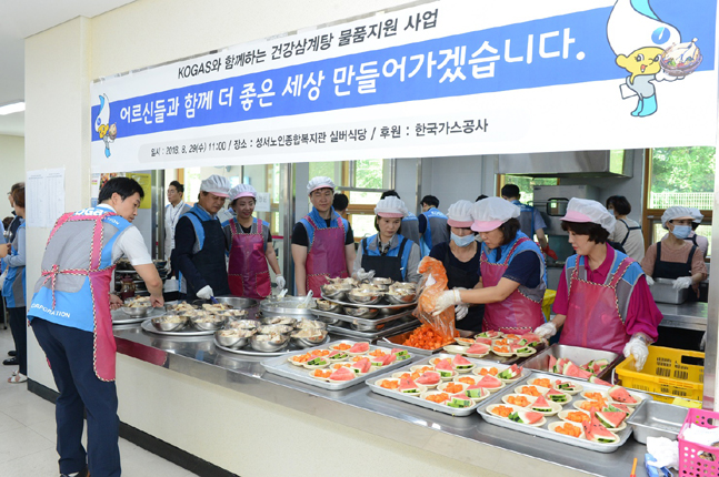 한국가스공사 임직원들이 8월 29일 대구 성서노인종합복지관에서 삼계탕 나누기 봉사활동을 펼치고 있다.ⓒ한국가스공사