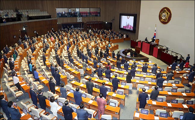 3일 오후 국회에서 열린 2018년 정기국회 개원식에서 의원들이 국기에 대한 경례를 하고 있다. ⓒ데일리안 박항구 기자 