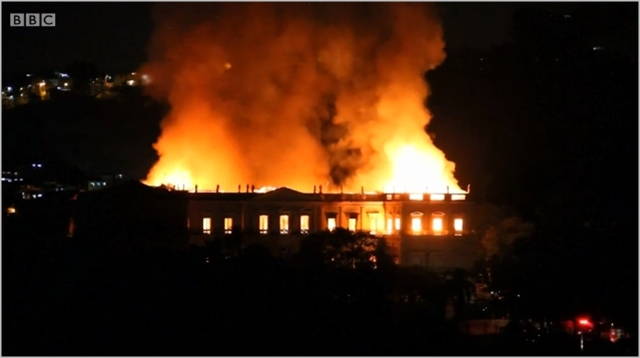 2일(현지시각) 브라질 국립박물관에서 대형 화재가 발생해 소장된 유물 2000만여점이 소실될 위기에 처했다. ⓒBBC 캡처