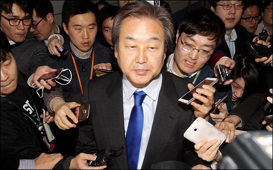 기자들의 질문에 답하는 김무성 자유한국당 전 대표최고위원(자료사진). ⓒ데일리안 박항구 기자
