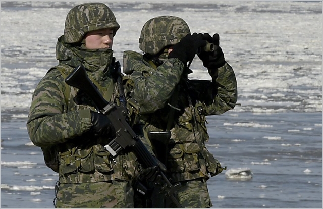 해병대 2사단 장병들이 지난 1월 경기도 김포 전방 소초에서 경계 근무를 서고 있다. (자료사진) ⓒ연합뉴스 