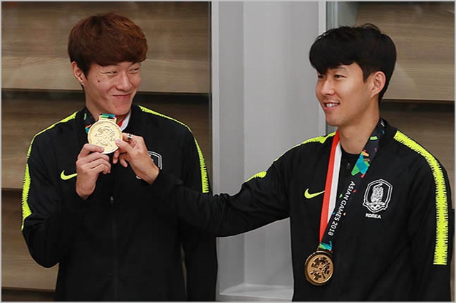 지난 3일 '2018 자카르타-팔렘방 아시안게임'에 참가했던 한국 남자축구대표팀의 손흥민과 황의조가 인천국제공항을 통해 귀국해 금메달을 보여주고 있다. ⓒ데일리안 류영주 기자