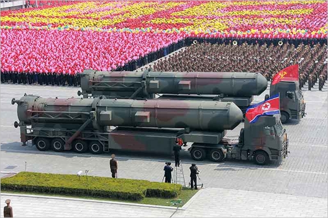 북한이 지난해 4월 태양절 기념 열병식을 진행하면서 신형 대륙간탄도미사일을 공개하고 있다. ⓒ조선의오늘 