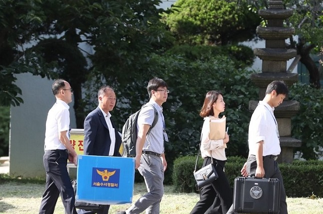 5일 서울 강남구 숙명여자고등학교를 압수수색한 경찰 수사관들이 압수물을 담은 상자를 들고 학교를 나서고 있다.ⓒ연합뉴스