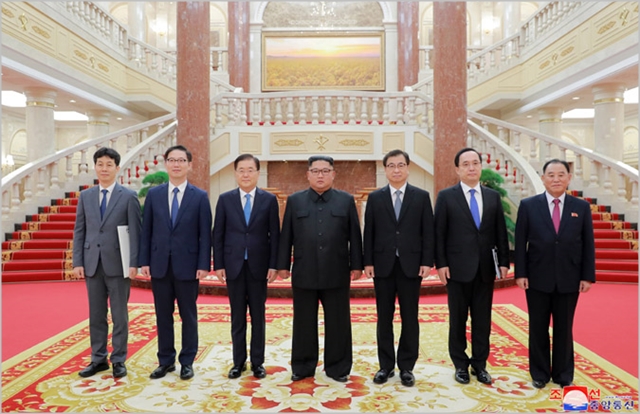 지난 5일 방북한 문재인 대통령 대북특사단과 김정은 북한 국무위원장이 기념사진을 촬영하고 있다. ⓒ조선중앙통신 