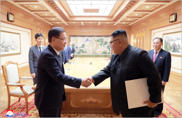 지난 5일 방북한 정의용 청와대 국가안보실장과 김정은 북한 국무위원장이 악수하고 있다. ⓒ조선중앙통신