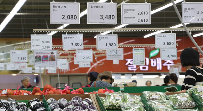 폭염과 폭우로 채소 가격 상승세가 이어지면서 추석 물가마저 불안한 4일 오전 서울 한 마트에서 소비자들이 채소를 고르고 있다. ⓒ연합뉴스
