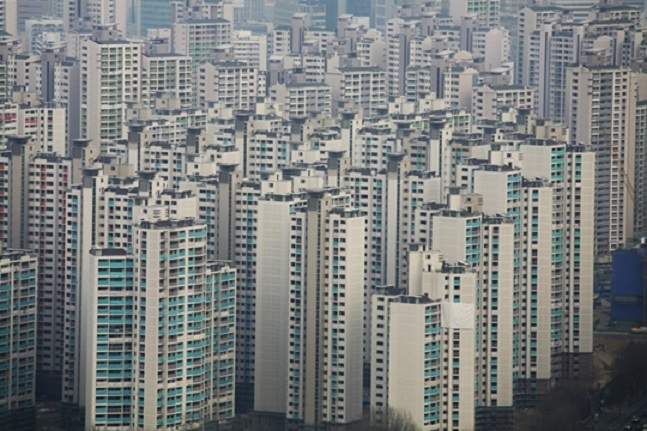 집값 상승률이 연일 최고치를 경신하는 와중에 주춤했던 거래량도 다시 늘어나는 분위기다. 사진은 서울의 아파트 밀집지역 모습. ⓒ연합뉴스