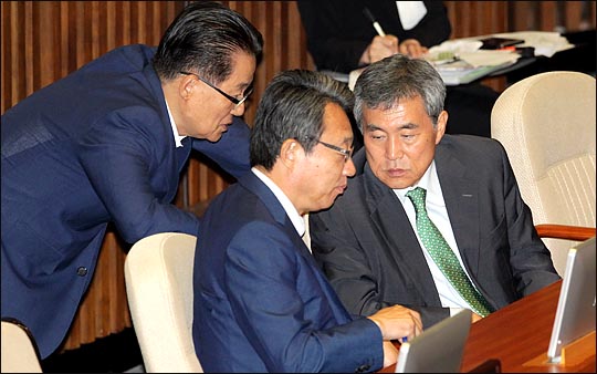 김성식 바른미래당 의원(사진 가운데)과 이상돈 의원. ⓒ데일리안 박항구 기자