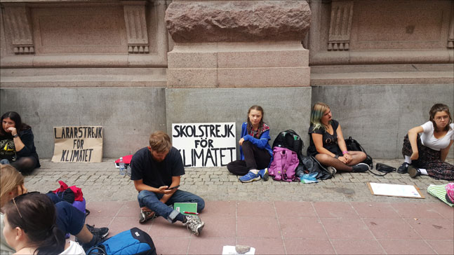 스웨덴 기후 변화에 항의하기 위해 1인 시위를 하는 15세 소녀 그레타 툰베리. 그레타가 수업을 거부하는 동안 같은 학교 같은 학년 친구들은 학교측에 수업 진도를 나가지 말아달라고 요청하기도 했다. 사진은 스웨덴 국회의사당 앞에서 1인 시위를 하고 있는 그레타 툰베리. (사진 = 이석원)
