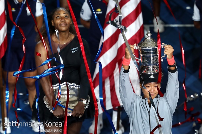 오사카 나오미가 '롤모델' 윌리엄스를 물리치고 US오픈컵을 들어올렸다. ⓒ 게티이미지