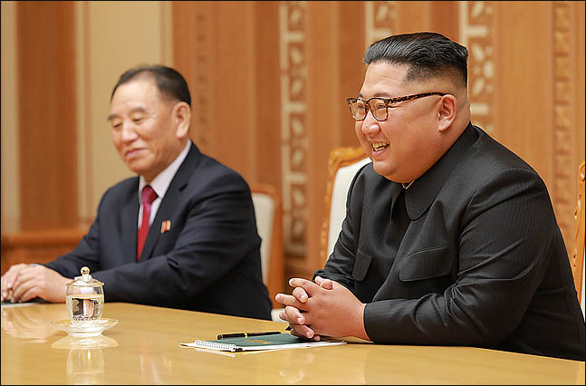 김정은 북한 국무위원장을이 지난 5일 평양 노동당 본부청사에서 문재인 대통령의 대북 특별사절단을 만나 대화를 나누고 있다. ⓒ청와대