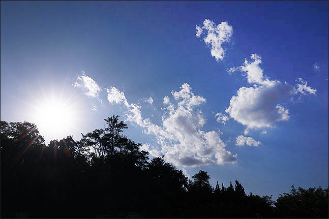 서울 관악구에서 바라본 하늘에 구름이 펼쳐져 있다. ⓒ데일리안 류영주 기자 