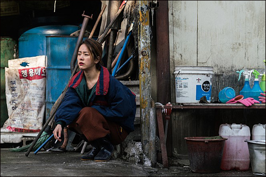 배우 한지민 주연의 '미쓰백'은 실화를 모티브로 참혹한 세상에 맞서 소녀를 구원하려는 여자와 그 여자를 지키고자 하는 남자의 이야기를 그린다. ⓒ리틀빅픽처스