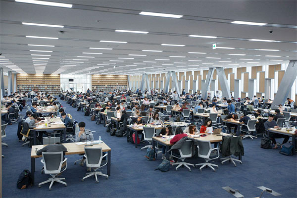 서울시교육청 산하 도서관 17곳 중 11곳(64.7%)이 도서관장을 사서로 두도록 하는 현행 도서관법을 지키지 않고 있는 것으로 나타났다. ⓒ서울대학교