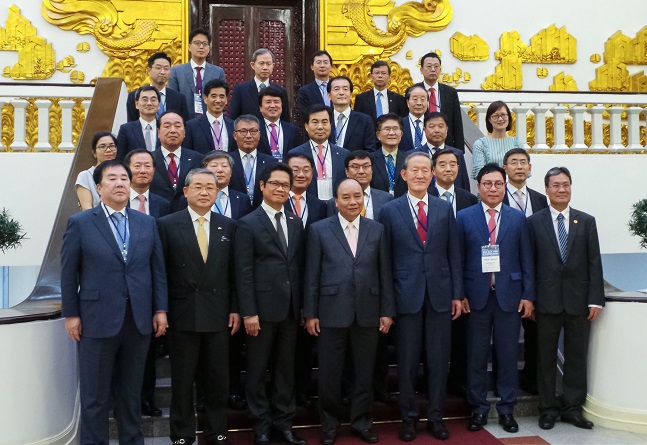 허창수 전국경제인연합회 회장(앞줄 오른쪽에서 세번째)이 10일(현지시간) 베트남 하노이에서 ‘경제인 미션단’ 소속 국내 기업인 20여명과 함께 응우옌 쑤언 푹 총리(앞줄 왼쪽에서 네번째)와 함께 기념 촬영을 하고 있다.ⓒ전국경제인연합회