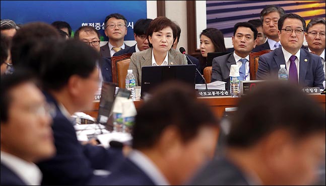 김현미 국토교통부 장관이 12일 국회에서 열린 국토교통위원회 전체회의에서 의원들의 의사진행 발언을 듣고 있다. ⓒ데일리안 박항구 기자