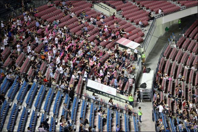 12일 2018 KBO 프로야구 넥센 히어로즈와 LG 트윈스의 경기가 열린 서울 잠실야구장에 빈자리가 많이 보인다. ⓒ 연합뉴스