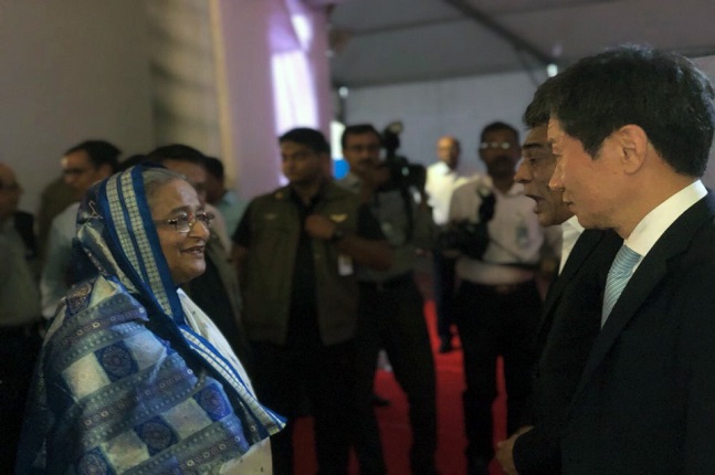 방글라데시 수도 다카에서 열린 BSMMU 종합병원건립사업 착공식에 참석한 셰이크 하시나 방글라데시 총리와 정몽규 HDC 회장이 만나 악수를 하고 성공적인 착공식을 축하하며 인사를 나눴다.ⓒHDC현대산업개발