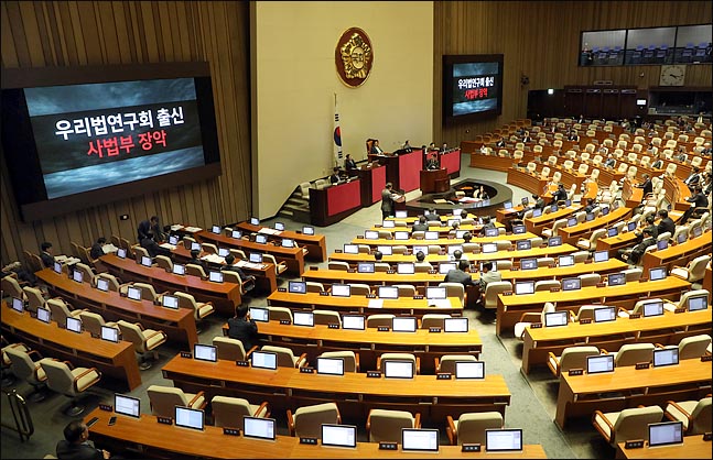 정용기 자유한국당 의원이 13일 오후 국회 본회의장에서 사법부 장악 의혹과 관련해 대정부질문을 하고 있다. ⓒ데일리안 박항구 기자