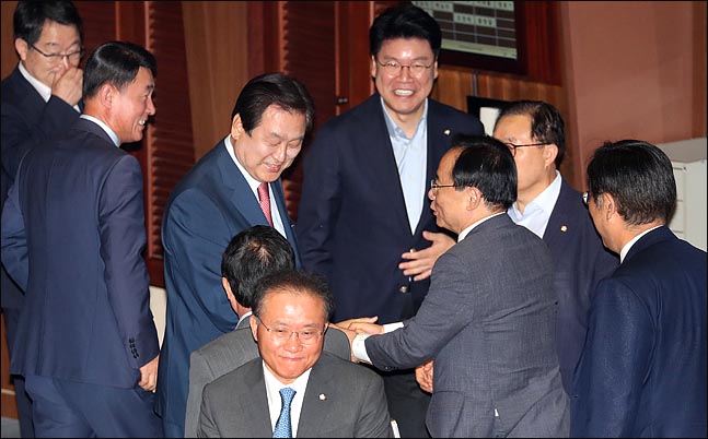 김무성 자유한국당 전 대표최고위원이 13일 대정부질문을 마친 뒤, 동료 의원들의 격려를 받고 있다. ⓒ데일리안 박항구 기자