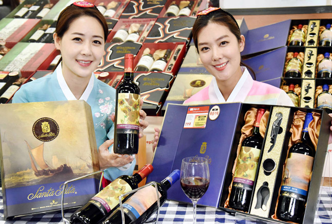 모델들이 14일 서울 등촌동 홈플러스 강서점에서 ‘산타리타 내셔널갤러리’ 와인 세트를 선보이고 있다.ⓒ홈플러스