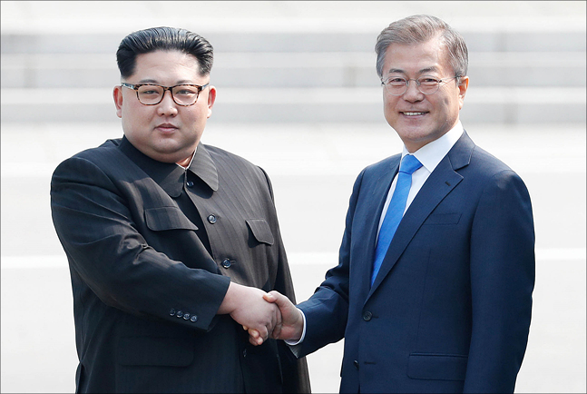 역사적인 남북정상회담이 열린 지난 4월 27일 오전 판문점에서 문재인 대통령과 김정은 국무위원장이 인사를 나누고 있다. ⓒ한국공동사진기자단