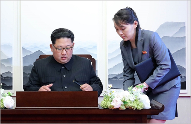 김정은 북한 국무위원장이 지난 4월 남북정상회담에 참석한 가운데 김여정 노동당 중앙위원회 제1부부장이 보좌하고 있다. ⓒ한국공동사진기자단 