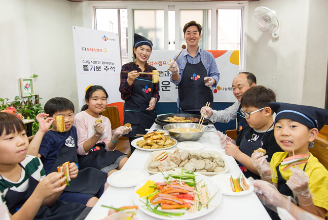 지난 13일 CJ그룹 임직원들이 서울 마포구 상암동 열린지역아동센터를 찾아 어린이들과 함께 명절 음식을 만들고 있다.ⓒCJ그룹