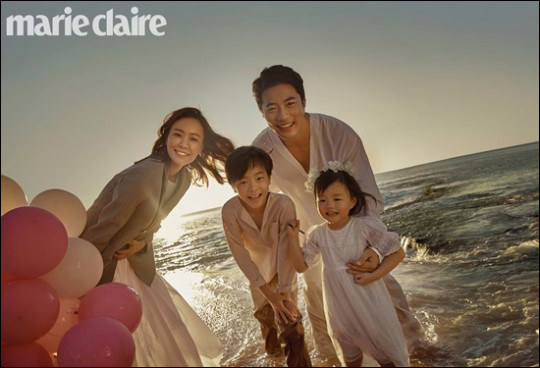배우 권상우 손태영 부부가 결혼 10주년을 맞아 아이들과 함께 패션 화보를 찍었다.ⓒ마리끌레르