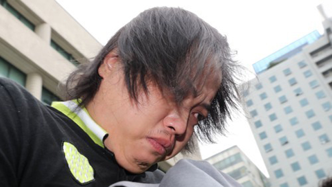 자신의 노래방에 찾아온 손님을 살해한 뒤 서울대공원 인근에 유기한 혐의를 받는 변경석 씨가 17일 재판에 넘겨졌다.ⓒ연합뉴스 