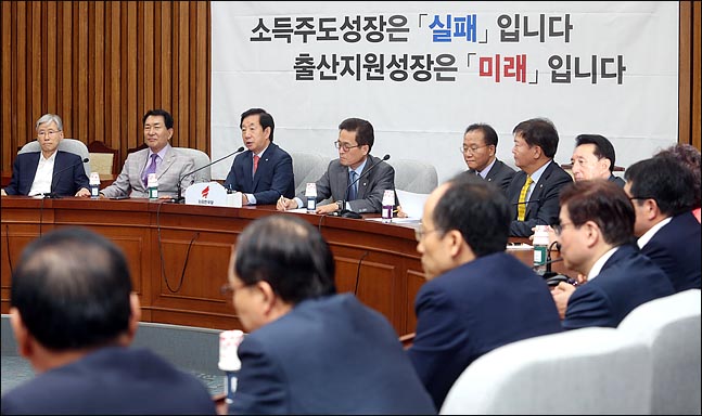 김성태 자유한국당 원내대표가 18일 오전 국회에서 열린 원내대책회의에서 발언하고 있다. ⓒ데일리안 박항구 기자