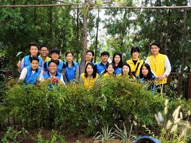 지난 18일 CJ헬스케어와 한국콜마 임직원들(사진)은 서울시 서초구 내곡동에 소재한 서울특별시 어린이병원에서 어린 환우들을 위한 정원을 만들었다. ⓒCJ헬스케어