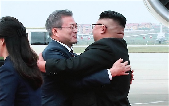 문재인 대통령과 김정은 북한 국무위원장이 18일 오전 평양 순안공항에서 만나 얼싸안는 모습이 서울 동대문디자인플라자 프레스센터 화면을 통해 생중계되고 있다. ⓒ데일리안 홍금표 기자