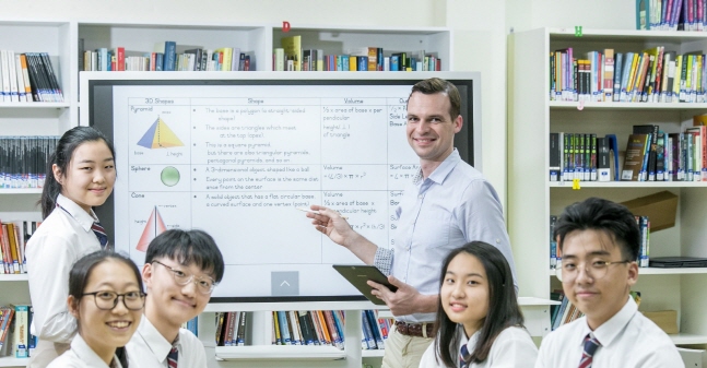 삼성전자가 디지털 플립차트 ‘삼성 플립'을 공급한 싱가포르 한국국제학교 교사와 학생들이 플립으로 수업을 체험하고 있다.ⓒ삼성전자