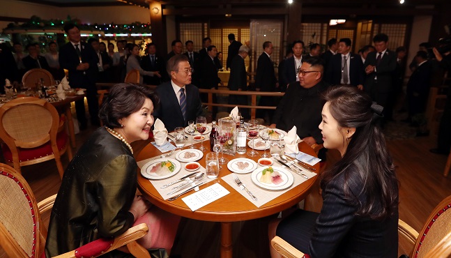 문재인 대통령 내외와 김정은 국무위원장 내외가 19일 오후 평양 대동강 수산물 식당에서 만찬을 함께 하고 있다. ⓒ평양사진공동취재단