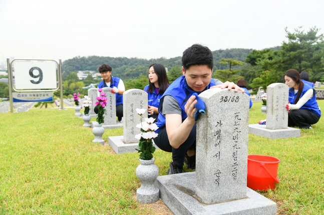 효성 임직원들이 19일 오후 서울 동작구 국립서울현충원을 찾아 묘역 정화활동을 실시했다.ⓒ효성