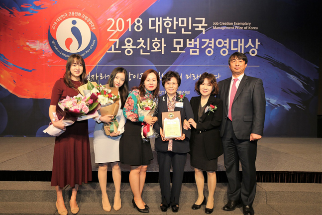 윤경주 제너시스BBQ 사장(왼쪽에서 네번째)이 지난 18일 ‘2018년 대한민국 고용친화 모범경영대상’에서 기념 사진을 촬영하고 있다.ⓒBBQ