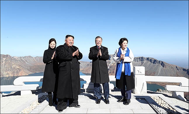 평양 남북정상회담 사흘째인 20일 오전 문재인 대통령과 김정은 국무위원장이 백두산 정상인 장군봉에 올라 함께 박수를 치고 있다. ⓒ평양사진공동취재단