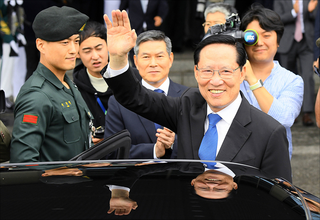 송영무 전 국방부 장관이 21일 오후 서울 용산구 국방부에서 이취임식을 마친 뒤 환하게 웃으며 국방부 청사를 떠나고 있다. ⓒ데일리안