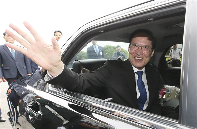 송영무 전 국방부 장관이 21일 오후 서울 용산구 국방부에서 이취임식을 마친 뒤 밝게 웃으며 국방부 청사를 떠나고 있다. ⓒ데일리안