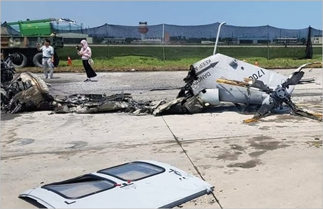 지난 7월 17일 경북 포항시 남구 포항 비행장 활주로에 추락한 해병대 상륙기동 헬기 '마린온' 의 잔해.ⓒ연합뉴스