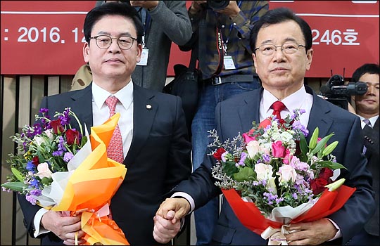 정우택 전 원내대표가 지난 2016년 12월 자유한국당 원내대표 경선에서 선출된 뒤, 축하의 꽃다발을 받아들고 촬영에 응하고 있다. ⓒ데일리안