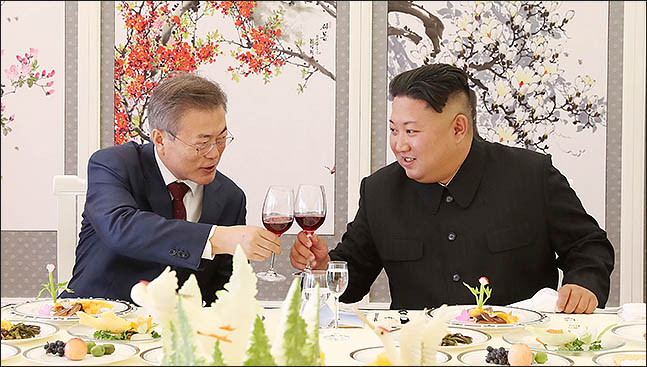 문재인 대통령과 김정은 북한 국무위원장이 20일 백두산 인근의 삼지연초대소에서 오찬에 앞서 건배를 하며 잔을 부딪히고 있다. ⓒ평양사진공동취재단