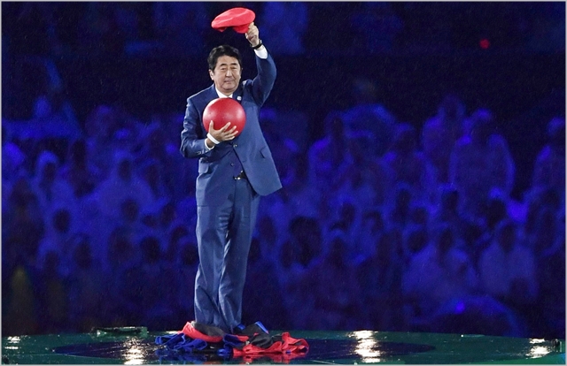 아베 신조 일본 총리가 2016년 8월 브라질 리우올림픽 폐막식에서 유명 게임 캐릭터 ‘마리오’ 복장을 입고 깜짝 등장했다. ⓒBBC