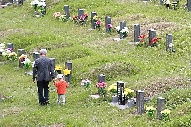 민족대명절 추석인 24일 오후 부산 금정구 영락공원에 성묘객들이 가족의 묘소를 찾아 걸어가고 있다. ⓒ데일리안 류영주 기자