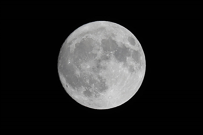 추석 당일인 24일 서울 밤하늘에 보름달이 선명하게 관측되고 있다. ⓒ데일리안 홍금표 기자