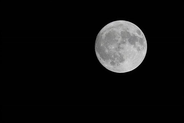 추석 당일인 24일 서울 지역 밤하늘에 보름달이 선명하게 관측되고 있다. ⓒ데일리안 홍금표 기자
